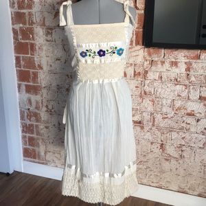 Vintage dress. Absolutely beautiful. Fits a small.